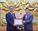 向日本驻越南大使授予“致力于各民族和平与友谊”纪念章